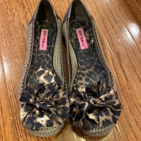 Betsey Johnson flat- Tammiee Leopard - Picture 1 of 5